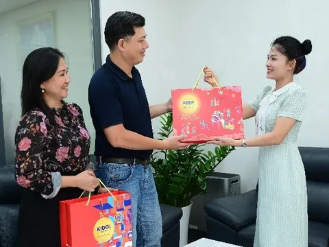 Doanh nghiệp tặng quà Trung thu sớm, đón “sóng kép” từ mùa tri ân