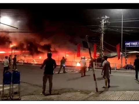 Cháy dữ dội tại chợ thực phẩm Đồng Tháp, hơn 200 người dân cùng tham gia dập lửa