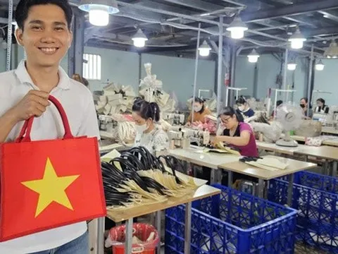 Sản phẩm in hình cờ đỏ sao vàng "cháy hàng", nhà sản xuất không kịp cung ứng