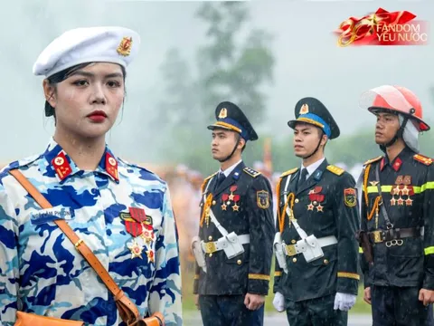 Những khung hình đầy kiêu hãnh của buổi tổng hợp luyện A80 dưới cơn mưa trắng trời