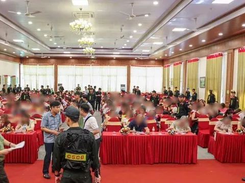 Hàng trăm cảnh sát ập vào phá đường dây kinh doanh đa cấp đang lôi kéo 200 người dự "hội thảo"