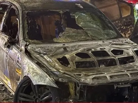 Ô tô BMW cháy ngụt ngụt trên phố Hà Nội