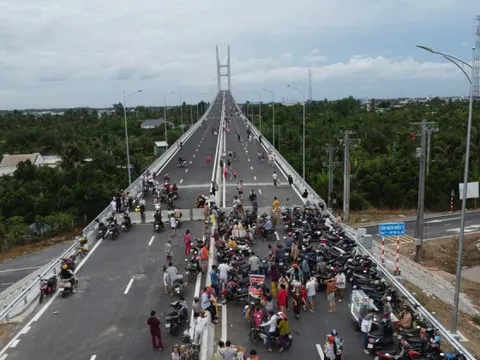 Hàng ngàn người leo rào đi bộ, chụp ảnh trên cầu Rạch Miễu 2