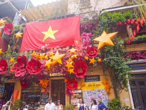 Thủ đô Hà Nội bừng sắc đỏ chào đón ngày lễ lớn của dân tộc