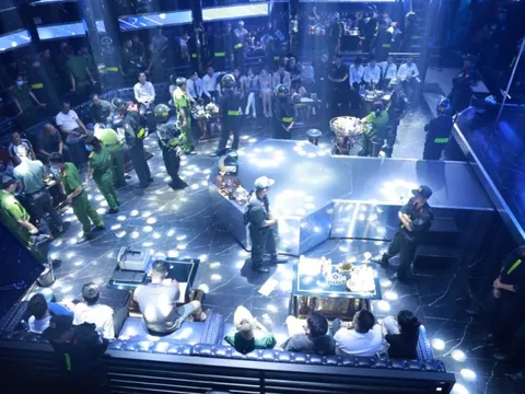 Hình ảnh bên trong 2 địa điểm vừa bị 400 cảnh sát đồng loạt kiểm tra