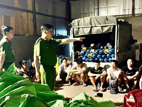 Triệt phá đường dây mua bán "khí cười" số lượng lớn, tạm giữ 18 đối tượng