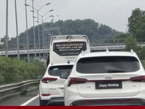 Truy tìm tài xế ô tô dùng chiêu lật biển số, gắn chữ 'Happy Wedding'