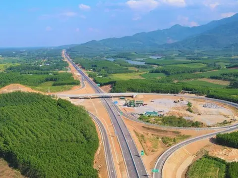 Ngắm đường cao tốc "xuyên núi, vượt sông" hơn 22.500 tỉ qua Quảng Trị trước giờ thông xe