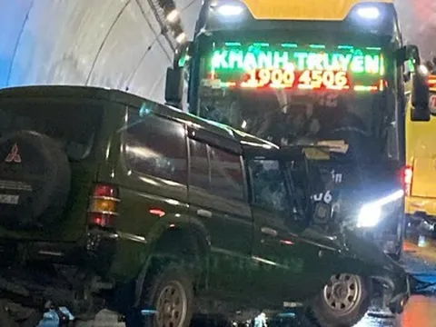 Tai nạn xe khách với ô tô 7 chỗ, 2 người tử vong trong hầm Đèo Ngang