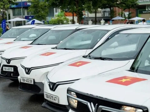 Hãng xe của tỷ phú Phạm Nhật Vượng tặng 100.000 bộ decal cờ đỏ sao vàng cho khách hàng toàn quốc