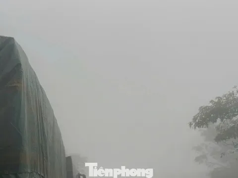 Sương mù dày đặc bao phủ tuyến đường lên Cửa khẩu Cầu Treo