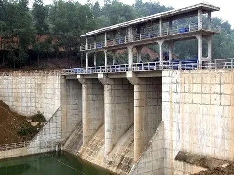 Hà Nội mở 4 cửa xả lũ hồ Đồng Mô, ảnh hưởng 14 xã, phường