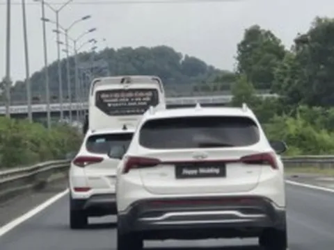 Xử phạt 23 triệu đồng tài xế ô tô che biển số bằng dòng chữ 'Happy Wedding'