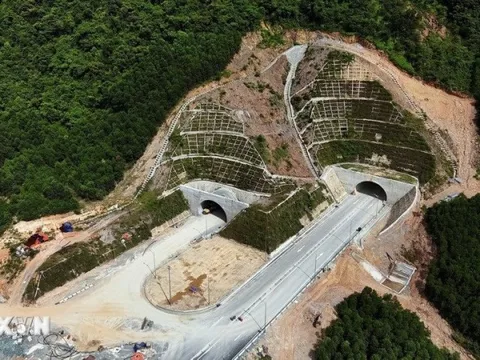 Từ ngày mai, một công trình hơn 12.000 tỷ đồng "xuyên núi" có 33 cây cầu của Việt Nam sẽ thông tuyến