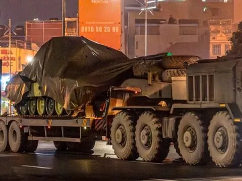 Đoàn xe pháo quân sự di chuyển về trung tâm Hà Nội trong đêm