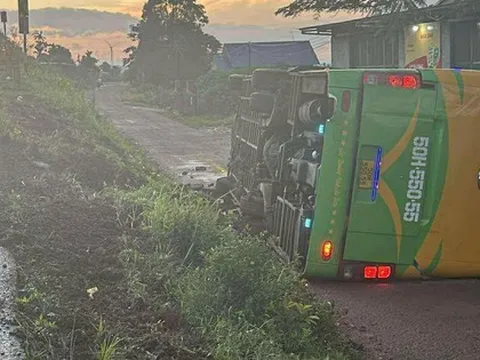 Xe khách lật trên đường Hồ Chí Minh, nhiều hành khách bị thương