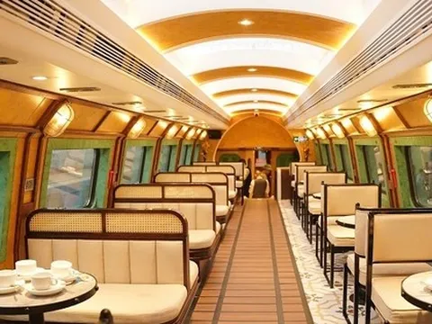 Hôm nay, đoàn tàu 2 tầng đầu tiên tại Hà Nội chính thức ra mắt: Mỗi ngày chỉ chạy 3 chuyến, có cả ca hát phục vụ hành khách