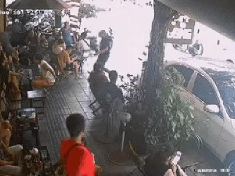 Camera ghi lại cảnh tài xế Mercedes xông vào nhà đánh người sau khi bị nhắc chuyện đỗ xe