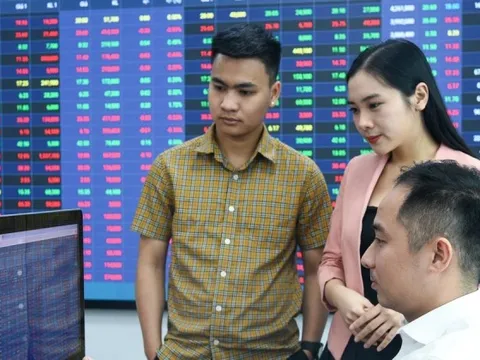 Có nên bán vàng, đổ tiền vào chứng khoán?