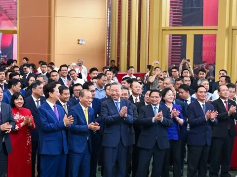 Tổng Bí thư và Thủ tướng xem màn trình diễn của robot 'made in Việt Nam'