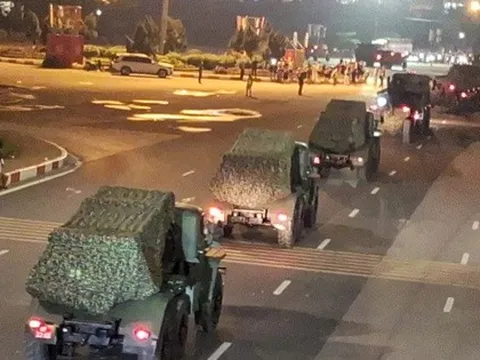 VIDEO: Xe pháo quân sự cơ động về trung tâm Hà Nội làm nhiệm vụ A80