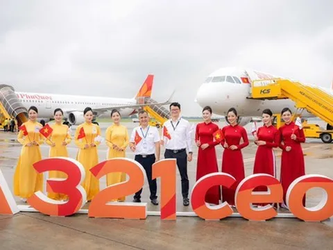 2 máy bay mới của Sun PhuQuoc Airways nối đuôi nhau hạ cánh xuống Nội Bài