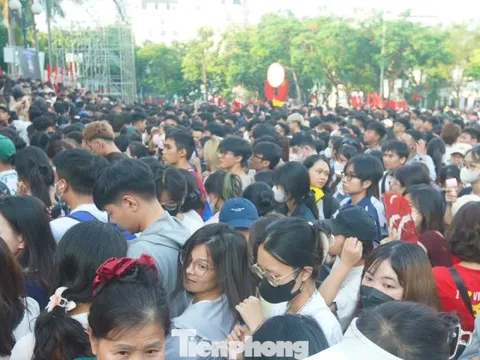 Cảnh tượng chưa từng có ở Nhà hát Lớn Hà Nội lúc 3h sáng