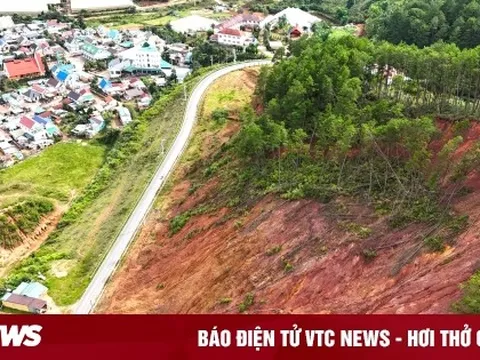 Cận cảnh quả đồi sạt lở, chờ chực đổ ập xuống khu dân cư ở Lâm Đồng