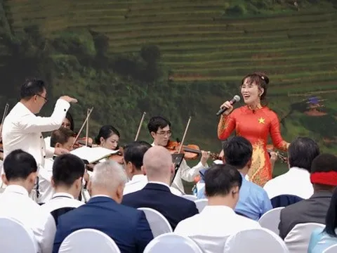 Bắt trọn khoảnh khắc nữ tỷ phú cất tiếng ca giữa cờ hoa tháng 8