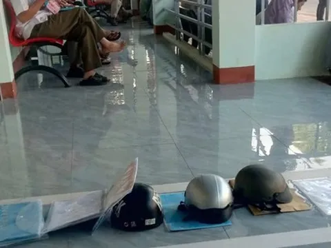 Lãnh đạo xã nói gì về việc người dân đặt nón bảo hiểm"xếp hàng" làm thủ tục hành chính?