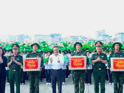 Hà Nội phát miễn phí nước uống và đồ ăn cho người dân xem diễu binh, diễu hành 2-9