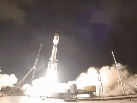 Từ mặt đất lên tận trời, hãng xe của tỷ phú Trung Quốc phóng cả vệ tinh, làm taxi bay