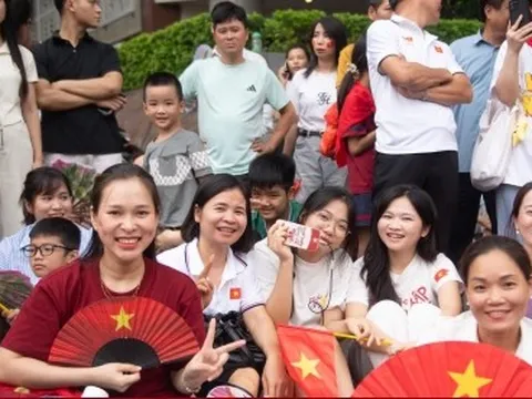 Dòng người đến từ tinh mơ, háo hức chờ xem tổng hợp luyện diễu binh ở Quảng trường Ba Đình