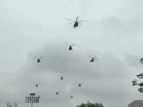 VIDEO: Máy bay CASA, trực thăng bay diễn tập trên Quảng trường Ba Đình, chuẩn bị cho A80