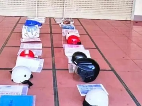 Văn phòng ĐKĐĐ tỉnh Đắk Lắk nói gì về việc người dân "xếp hàng" bằng mũ bảo hiểm?