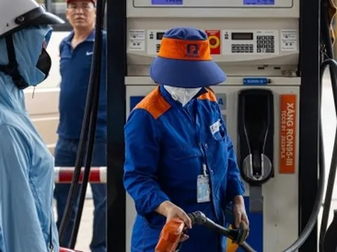 Giá xăng đồng loạt tăng, giá dầu giảm