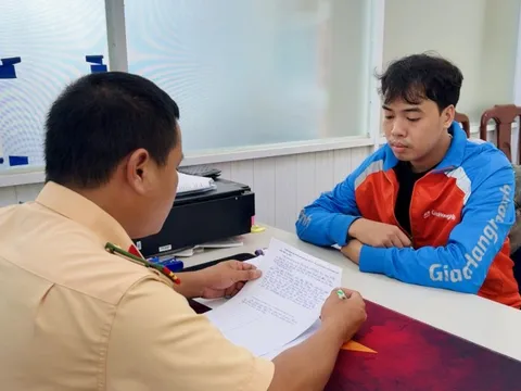 TikToker "Bin síp bơ nước Huế" bị CSGT Huế mời làm việc