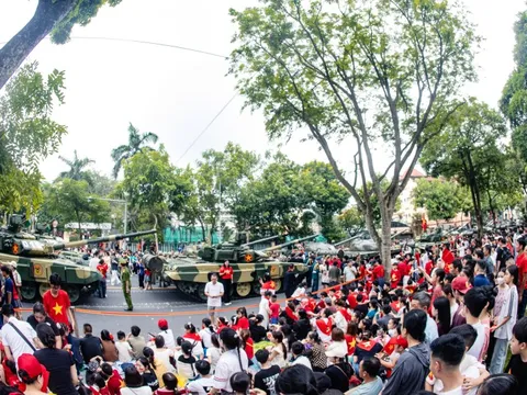 Hà Nội: Cảnh tượng đông "vượt sức tưởng tượng" của người dân chờ xem hợp luyện diễu binh diễu hành