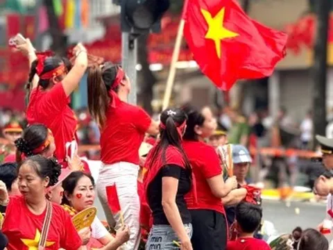 Những lưu ý để tránh kiệt sức, sốc nhiệt khi đi xem lễ diễu binh, diễu hành A80