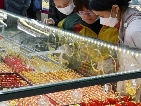 Giá vàng miếng SJC cao chót vót, nên mua hay bán?