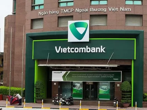 Hết nguồn thu từ một loại phí Bancassurance, lãi hoạt động dịch vụ của Vietcombank suýt rớt khỏi Top 10