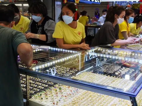 Giá vàng hôm nay 19-8: Sụt giảm khi USD tăng giá