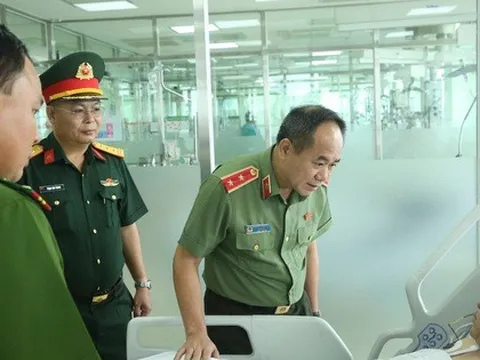 Giám đốc Công an TP Hà Nội thăm Đại úy cảnh sát cơ động bị "quái xế" tông