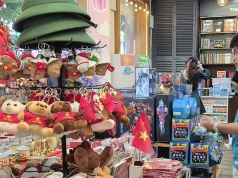 Rộn ràng thị trường thời trang, phụ kiện chào Quốc khánh