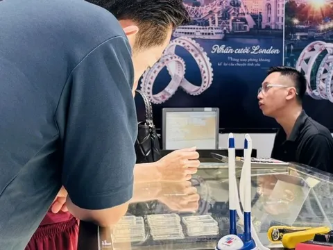 Nếu nhỡ “sóng” chứng khoán và vàng, người mua bạc vẫn lãi 35% từ đầu năm