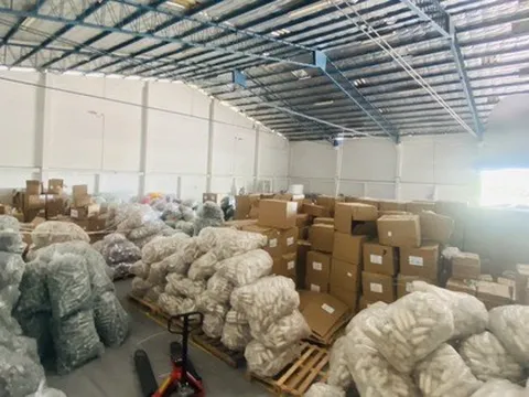 Một thiếu tướng chỉ huy cuộc đột kích nhà máy, tóm gọn đường dây sản xuất mỹ phẩm giả quy mô 13 tỷ đồng, tịch thu hơn 200.000 sản phẩm không giấy phép