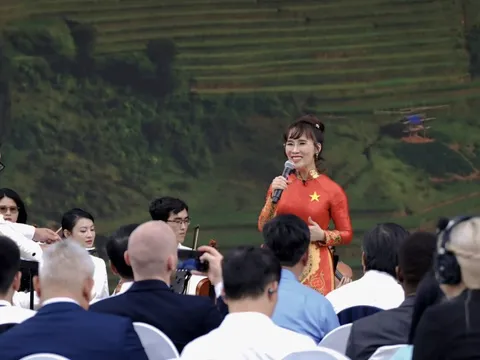CLIP: Tỉ phú Nguyễn Thị Phương Thảo gây "sốt" khi hát ca khúc "Tiếng hát giữa rừng Pác Bó"