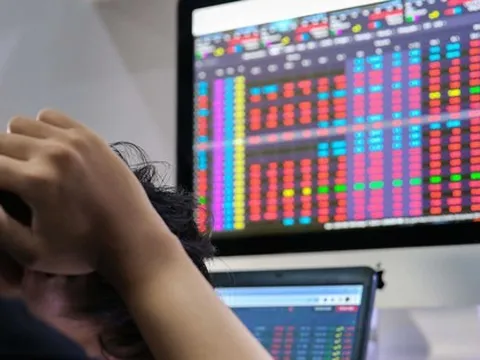Chuyên gia nói gì sau phiên chứng khoán "đi tàu lượn", thanh khoản 2,7 tỉ USD?
