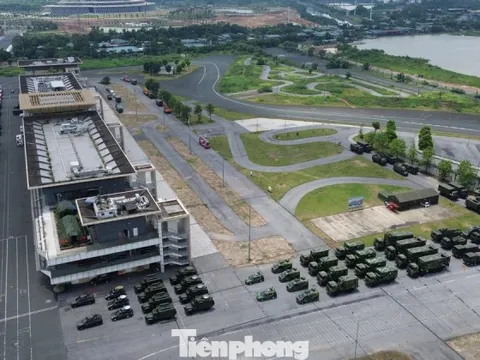 Hình ảnh xe tăng, xe chở tên lửa tại trường đua F1 chờ tham gia tổng hợp luyện