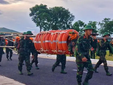 Chùm ảnh - clip: Bão số 5 cận kề, bộ đội cơ động 24/24 cứu dân và tài sản